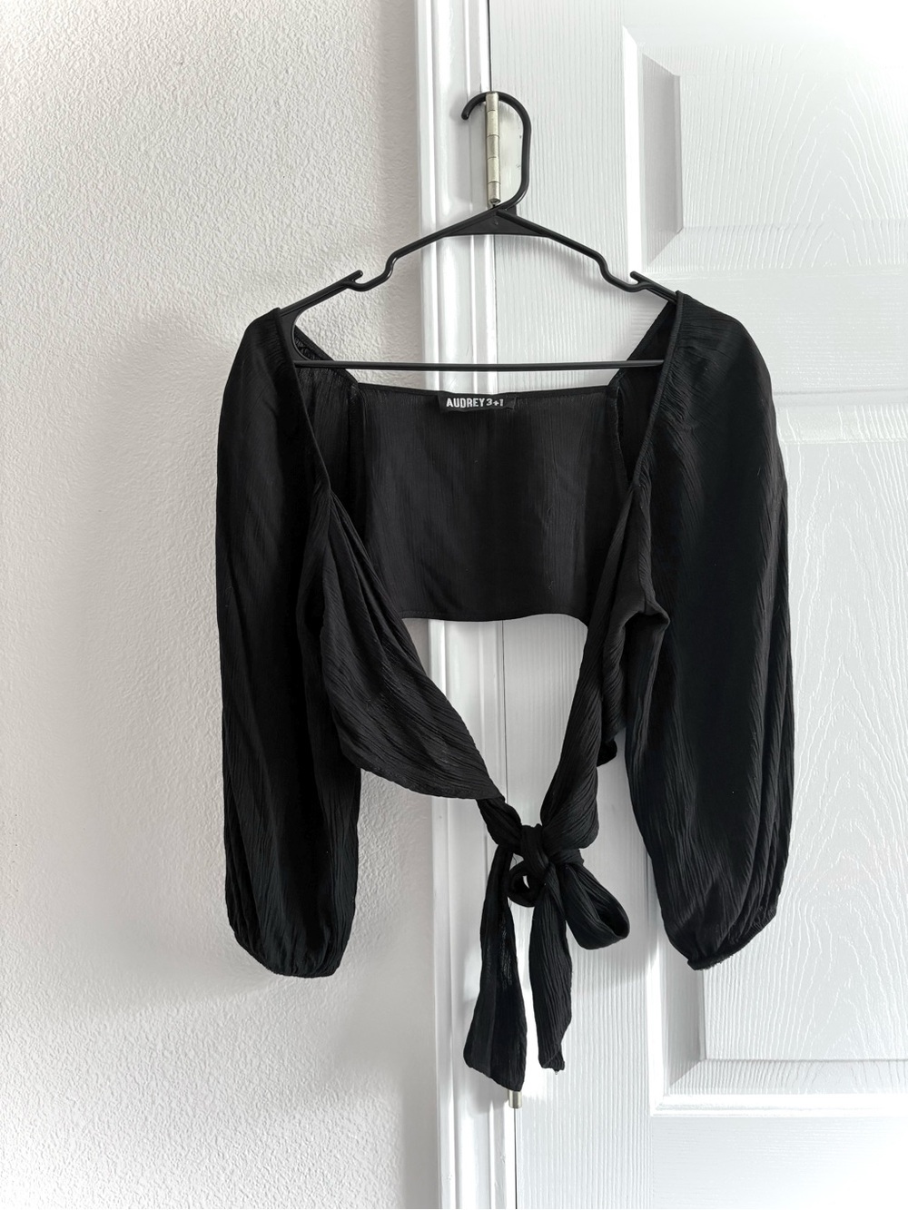 Audrey 3+1 Black Long Balloon Sleeves w/  l Tie-Front Crop Top XS